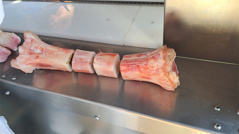 牛棒骨、豬脛骨鋸塊切段，帶骨鮮肉自動進(jìn)料鋸骨機(jī)介紹 